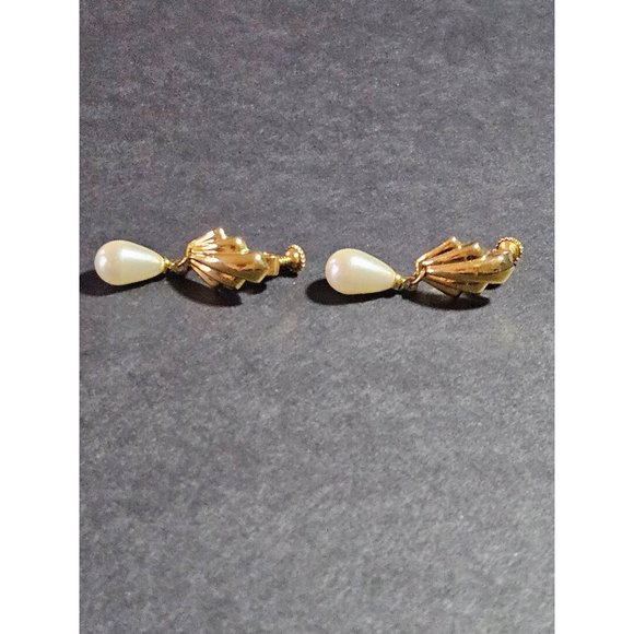 **Final Sale** Vintage Napier gold tone screw back clip on earrings - Picture 7 of 10